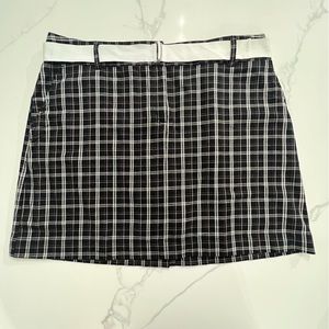 IZOD back white and pink plaid golf skort with pockets and belt size 14
